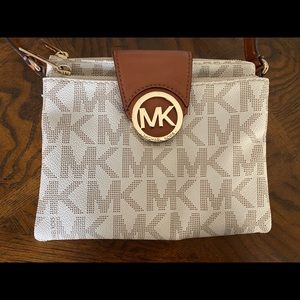Micheal Kors crossbody wallet purse